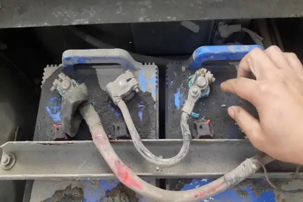 cọc bình ắc quy bị ô xi hóa