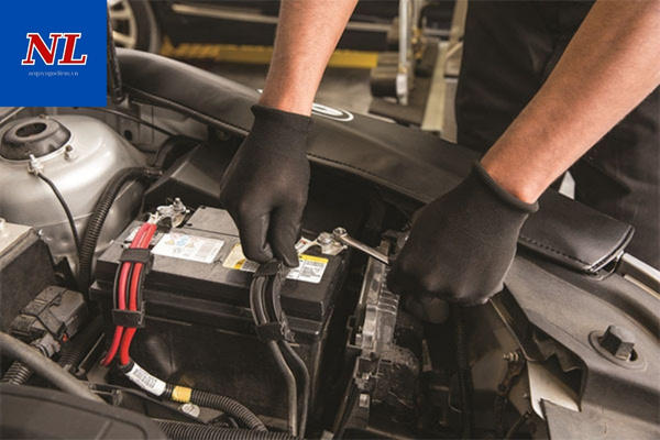 thay binh ac quy xe innova