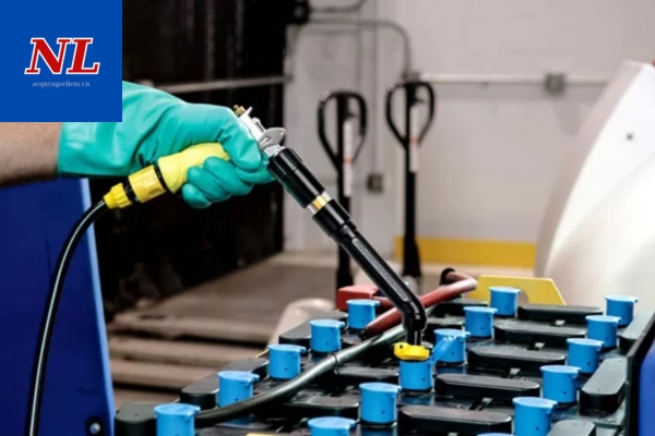 Tần Suất Và Hướng Dẫn Kỹ Thuật Châm Nước Cất Cho Bình Ắc Quy